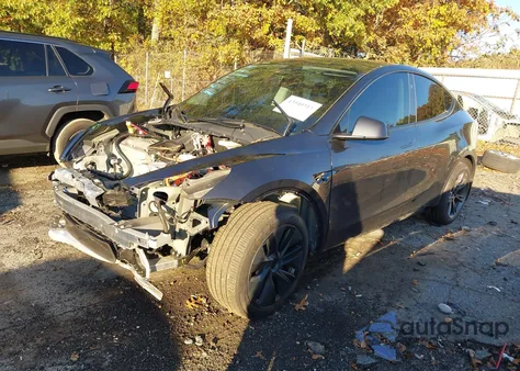 2024 Tesla Model Y Long Range Dual Motor All-Wheel Drive z USA, uszkodzony, nr VIN 7SAYGDEE5RA317488